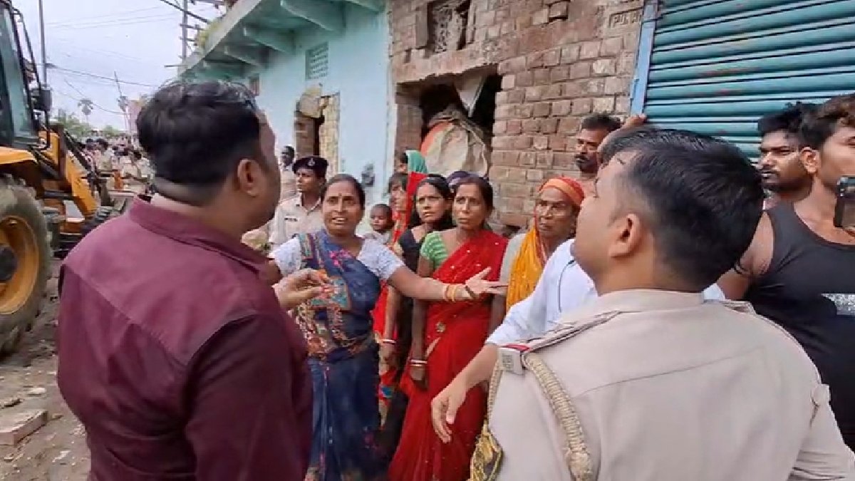 बेलछी में हाईकोर्ट के आदेश पर चला अतिक्रमण हटाओ अभियान, जेसीबी से ढहाए गए कई मकान